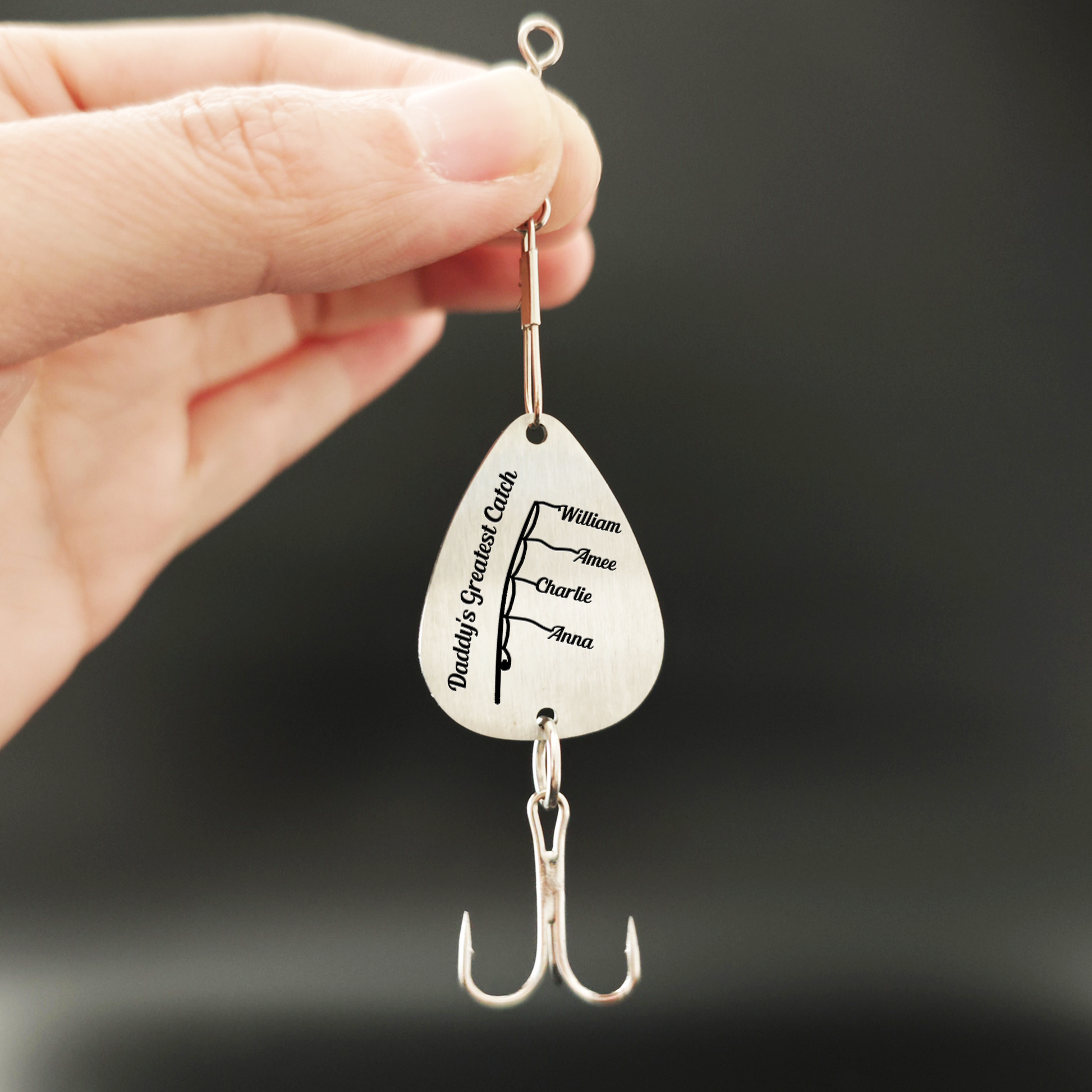 https://macorner.co/cdn/shop/files/Hooked-On-Daddy-Greatest-Catch-Fishing-Dad-Personalized-Fishing-Lure-Keychain_5.png?v=1712922053&width=1946